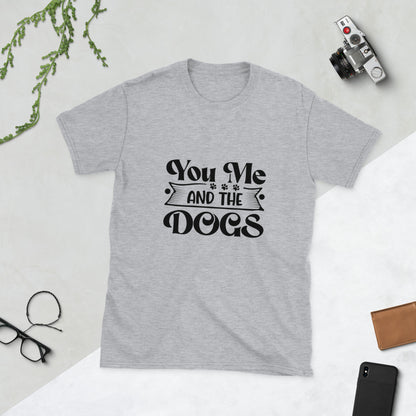 Camiseta Unisex “You, Me and the Dogs” – Diseño Exclusivo para Amantes de Perros - EliteMascotas